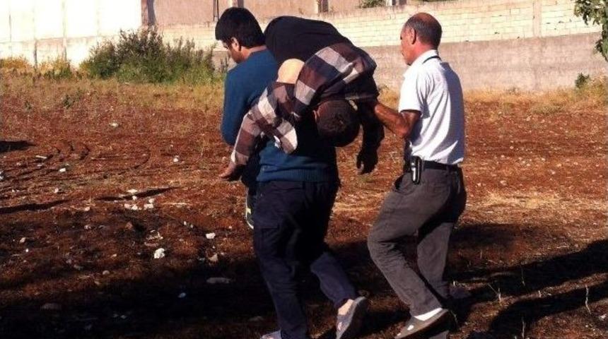 Binanın 3. Katından Atlayan Genci Yakınları Son Anda Kurtardı