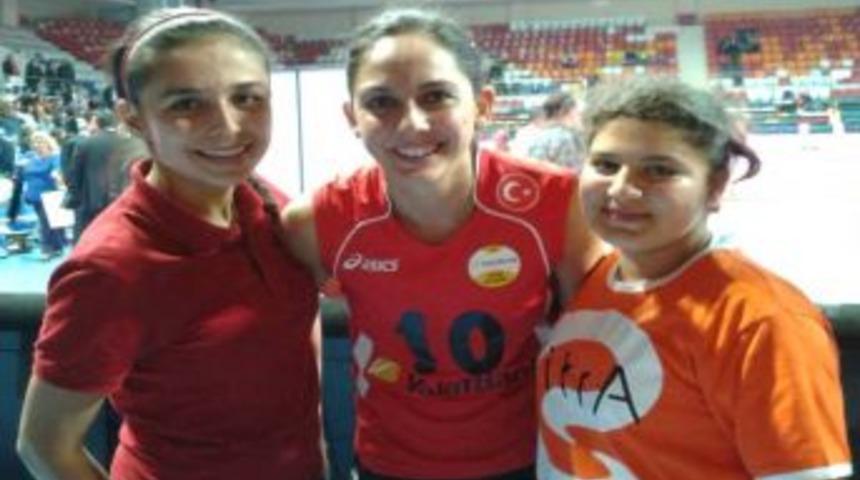 Geleceğin Voleybolcularına Ma&ccedil; Hediyesi