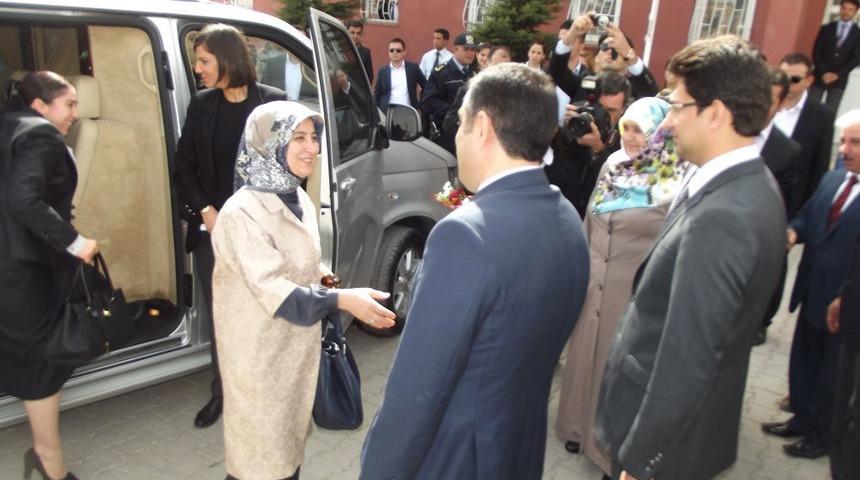 Dışişleri Bakanı Davutoğlu'nun Eşinden Erciş Ziyareti