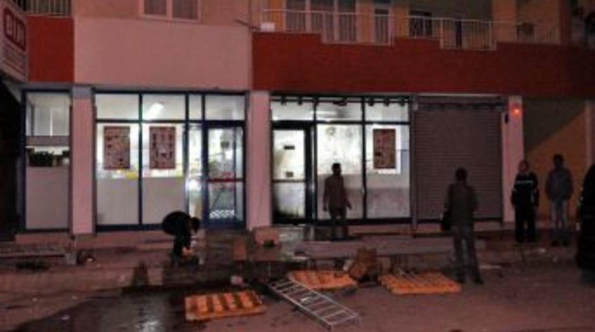 Kadın Garson &Ccedil;alıştırılmasını Bahane Eden &Ouml;rg&uuml;t Yandaşları, Markete Zarar Verdi