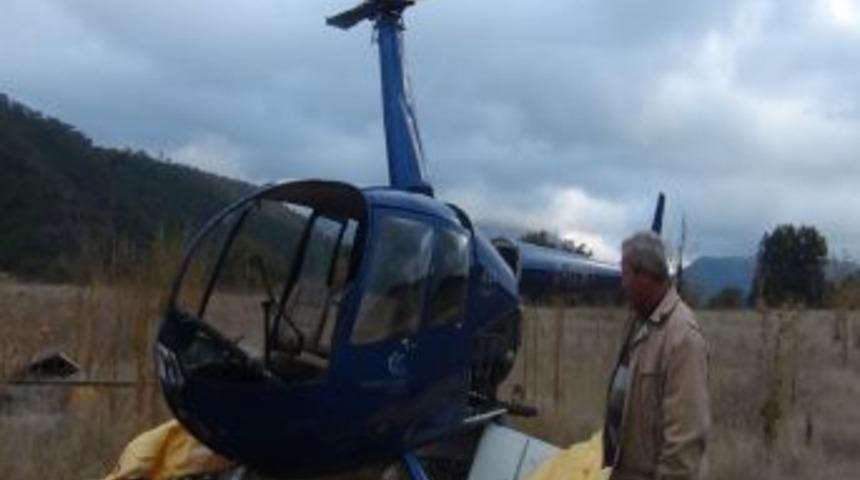 Tarlaya Terk Edilen Helikopter Sahibini Bekliyor