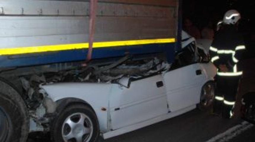 TIR'ın Altına Giren Ara&ccedil; S&uuml;r&uuml;c&uuml;s&uuml; &Ouml;ld&uuml;