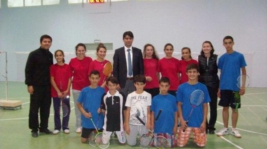 Selendi Kaymakamı'ndan Badmintonculara Moral Ziyareti