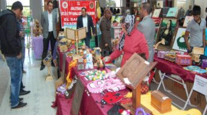 Bitlis'te Tutukluların Yaptığı El Işi &Uuml;r&uuml;nler Sergisi A&ccedil;ıldı