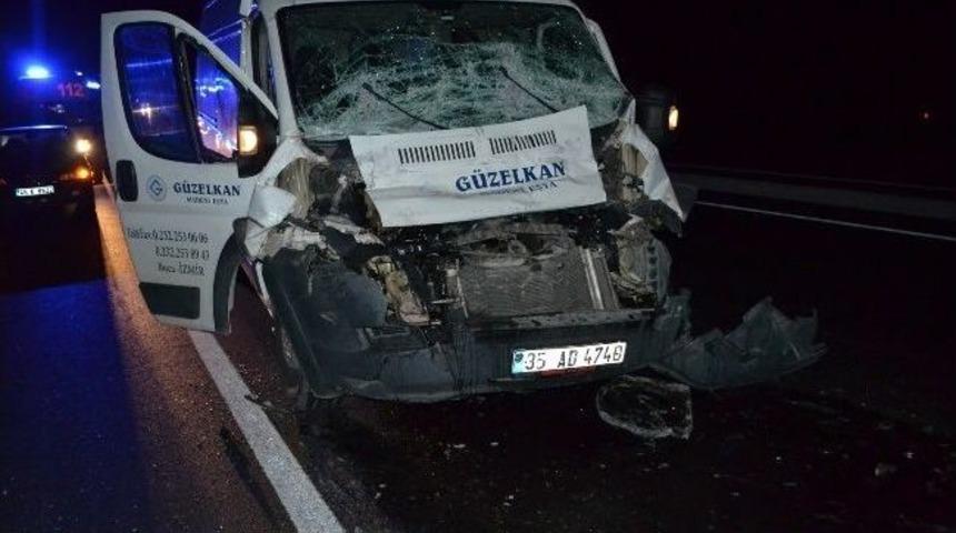 Minib&uuml;s Tır&rsquo;a Arkadan &Ccedil;arptı: 1 Yaralı