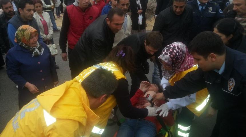 Kaldırıma &Ccedil;ıkan Otomobil Yayaları Ezdi