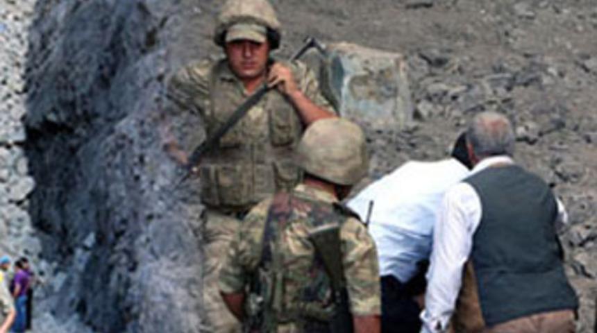 Otomobil k&ouml;m&uuml;r ocağına u&ccedil;tu: 2 &ouml;l&uuml;