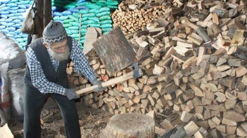 İsmail Dede Baltayla G&uuml;nde 1 Ton Odun Kırıyor