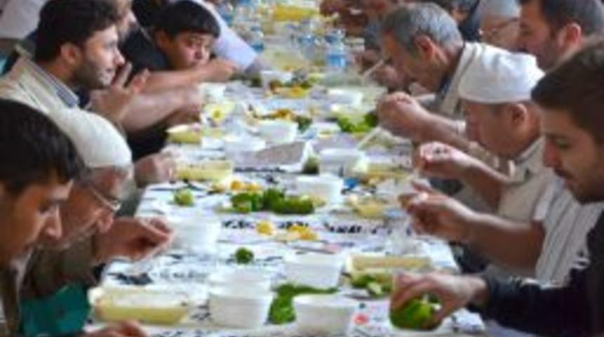 Şanlıurfa&rsquo;da Şafak Vakti 15 Bin Kişiye Tirit Ikram Edildi