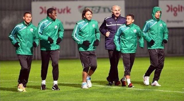 Bursaspor Sabah 04.00’da Antrenman Yaptı