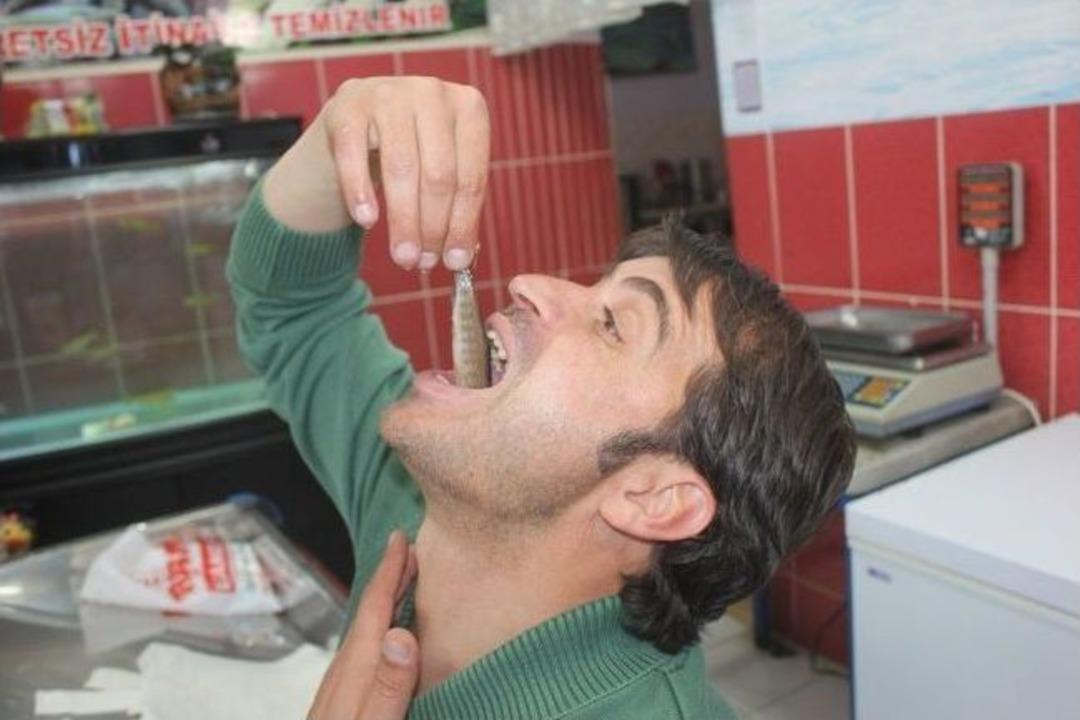 (&ouml;zel Haber) Şifa İ&ccedil;in Alabalığı Canlı Canlı Yutuyor