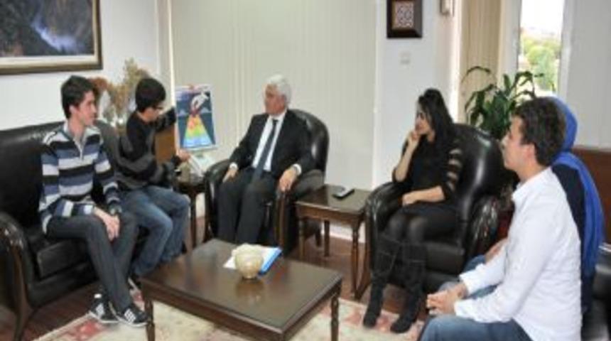 &Uuml;niversite &Ouml;ğrencileri Vali Koca&rsquo;ya Projelerini Anlattı