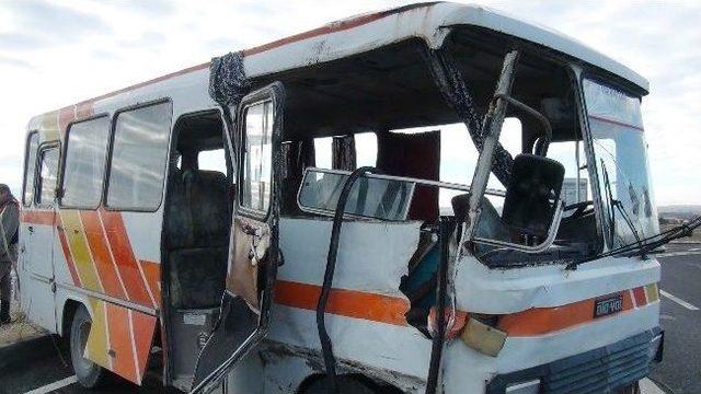 Aksaray’da Minibüs İle Tır Çarpıştı: 2 Yaralı