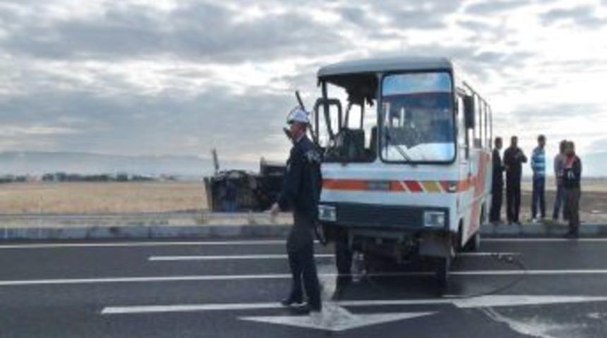 Aksaray&rsquo;da Minib&uuml;s Ile TIR &Ccedil;arpıştı: 2 Yaralı