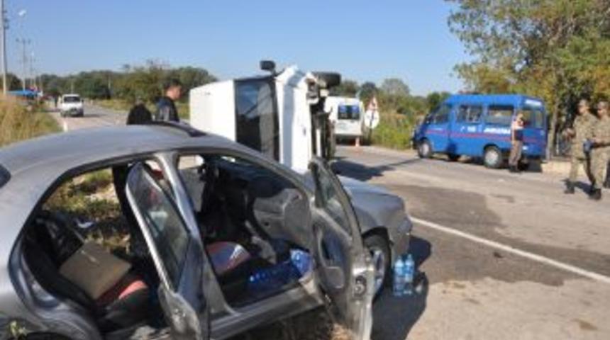 N&ouml;betten D&ouml;nen Askerlere G&uuml;mr&uuml;k&ccedil;&uuml;lerin Bulunduğu Minib&uuml;s &Ccedil;arptı: 9 Yaralı