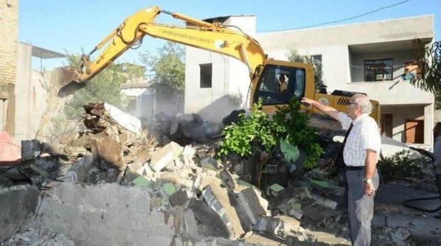 B&uuml;y&uuml;kşehir Belediyesi Yeni Bulvarlar A&ccedil;mak İ&ccedil;in Kamulaştırılan Binaların Yıkım İşlemlerine Devam Ediyor