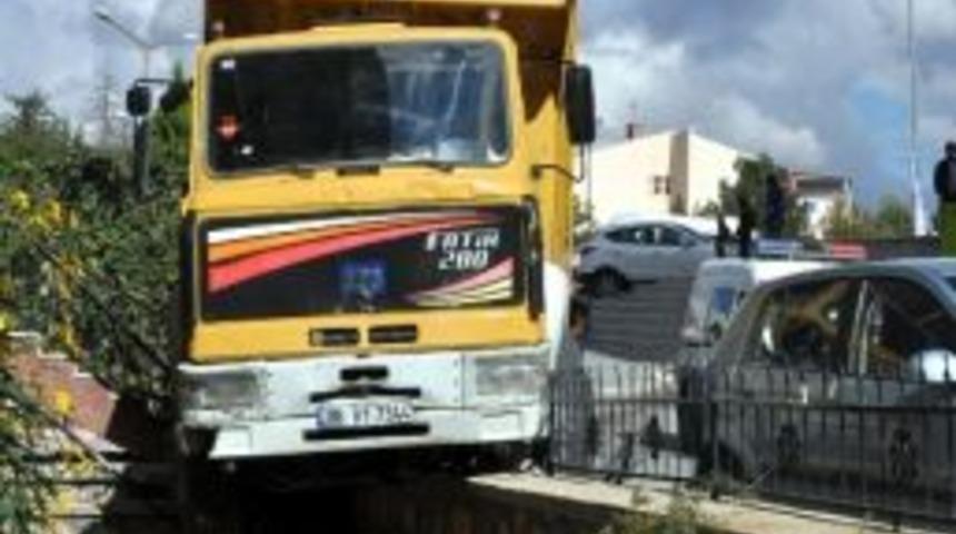 Freni Boşalan Kamyon, 2 Otomobili Ezip Bah&ccedil;e Duvarında Asılı Kaldı