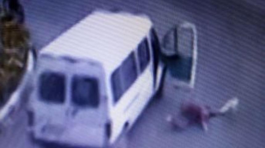 &Ccedil;evre Yolunda Şov Yapan S&uuml;r&uuml;c&uuml; Mobeseye Takıldı