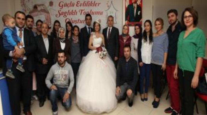 Evlilik Okuluna Gelinliğiyle Geldi