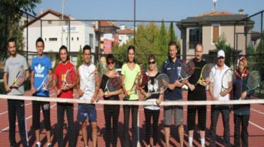 Denizli Belediyesi &Uuml;cretsiz Tenis Kursu Veriyor