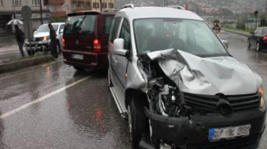 Kamyonetler &Ccedil;arpıştı: 4 Yaralı