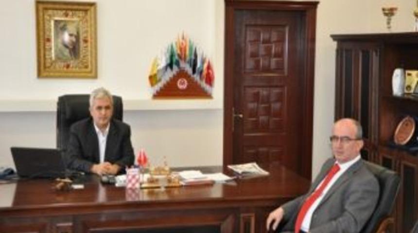 Eski Ptt M&uuml;d&uuml;r&uuml; Kazan, Kaymakam Mahmut Halal&rsquo;ı Ziyaret Etti