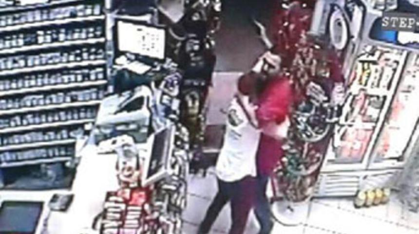 Market&ccedil;inin &ouml;l&uuml;m anı kameraya yansıdı