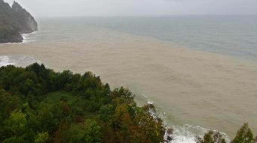 Yağışlar Sonrası Karadeniz'in Rengi Değişti