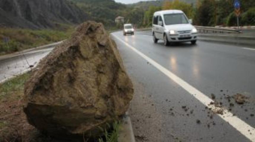 Dağdan Kopan Kaya Par&ccedil;aları Yolu Kapattı