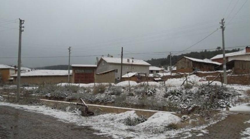 Tavşanlı&rsquo;da Mevsimin İlk Kar Yağışı
