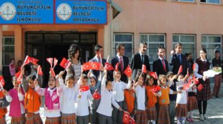 Hakkari Valisi Kalkan, Y&uuml;ksekova'da 'T&uuml;rkiyem Canım Benim' T&uuml;rk&uuml;s&uuml;yle Karşılandı