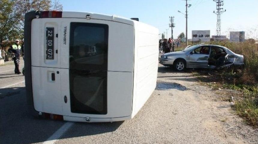 G&uuml;mr&uuml;k Personelini Taşıyan Ara&ccedil; Kaza Yaptı: 9 Yaralı