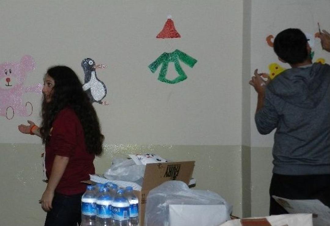 &Uuml;niversite &Ouml;ğrencileri Ortaokulun K&uuml;t&uuml;phanesini Yeniledi