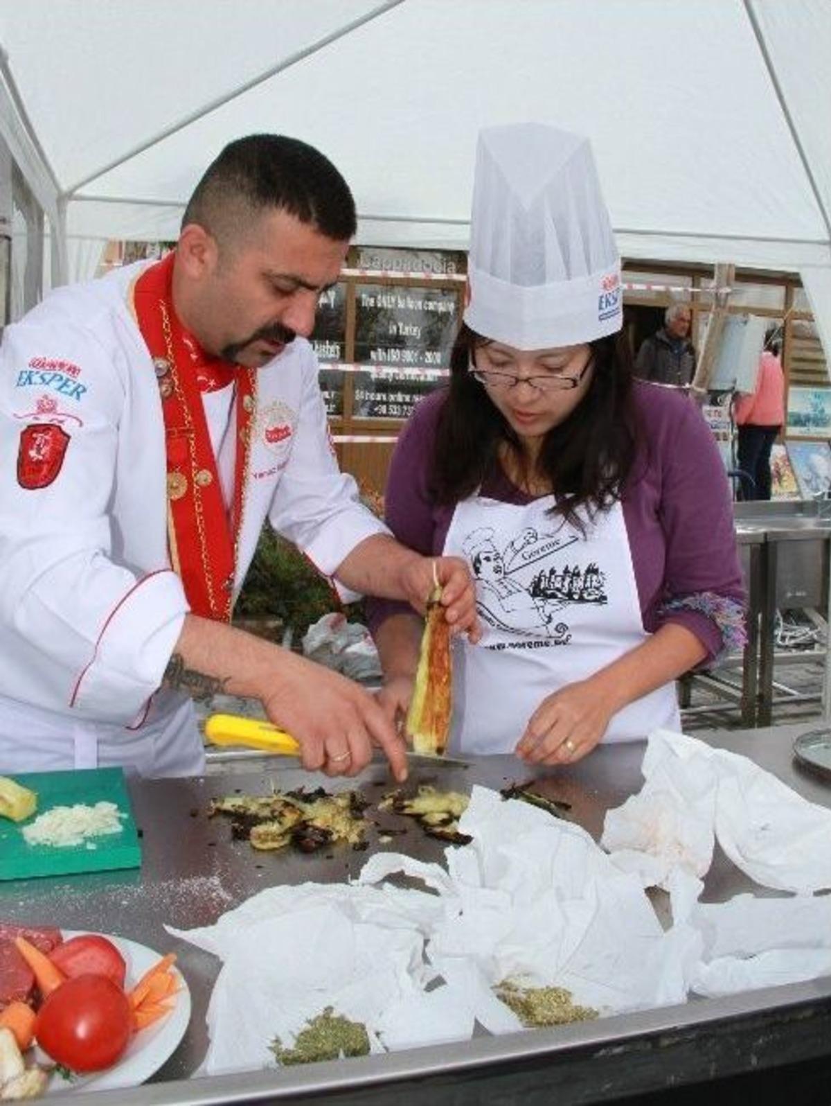 Japon Gelinler H&uuml;nerlerini Sergiledi