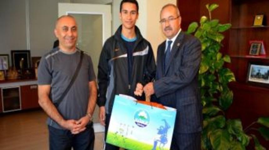 Başkan Necdet &Ouml;zekmek&ccedil;i, T&uuml;rkiye Şampiyonunu Unutmadı