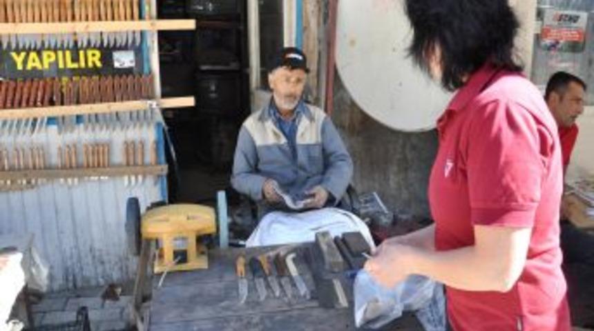 Kadirli'de Bı&ccedil;aklar Kurbanlıklar I&ccedil;in Bileniyor
