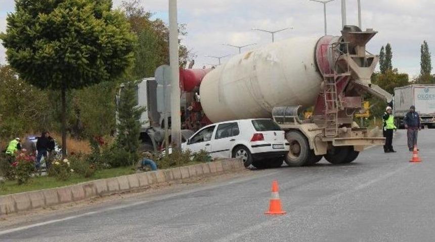 Otomobil İle Beton Mikseri &Ccedil;arpıştı: 3 Yaralı