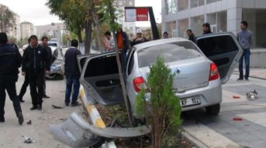 Aksaray&rsquo;da Trafik Kazası: 3 Yaralı