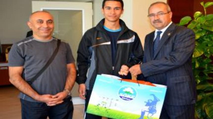 T&uuml;rkiye Şampiyonu Karateci, S&ouml;ke Belediye Başkanı &Ouml;zekmek&ccedil;i'yi Ziyaret Etti