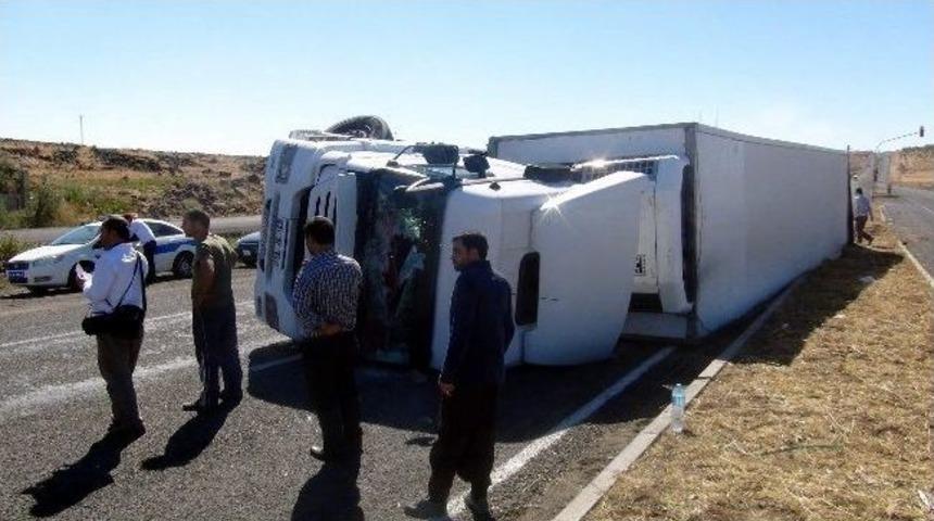 Şanlıurfa'da Tır Devrildi: 1 Yaralı