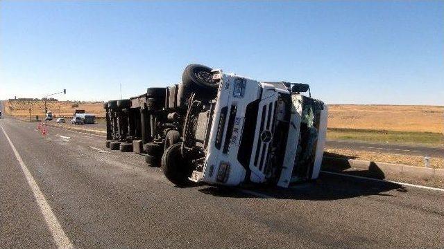 Şanlıurfa da Tır Devrildi: 1 Yaralı 1