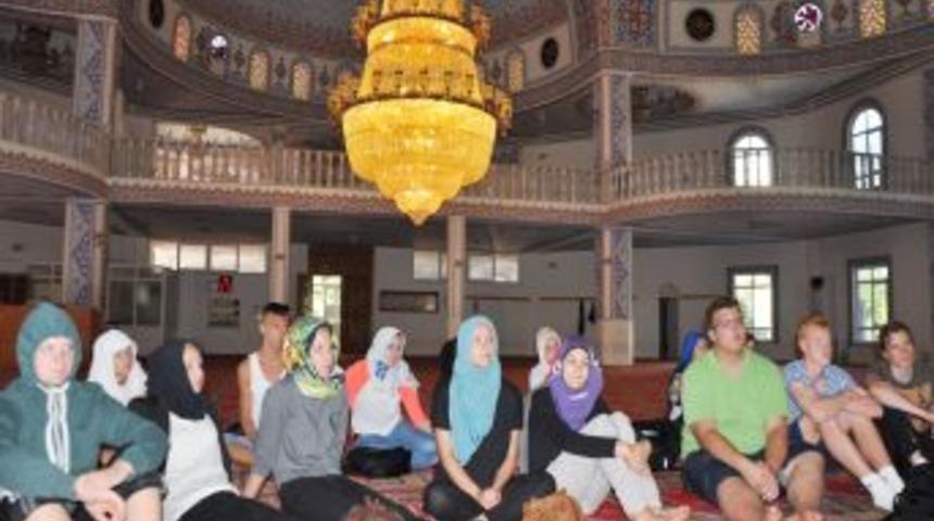 Danimarkalı Voleybolcular Gezdiği Camide Huzur Buldu