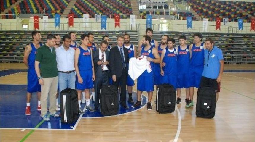 Basketbol Takımına Malzemeleri Verildi