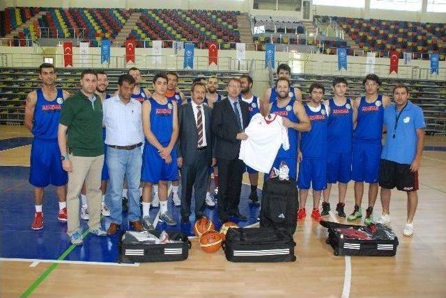 Basketbol Takımına Malzemeleri Verildi