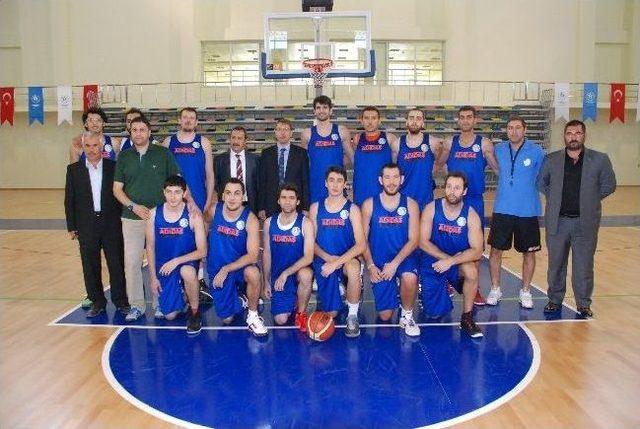 Basketbol Takımına Malzemeleri Verildi