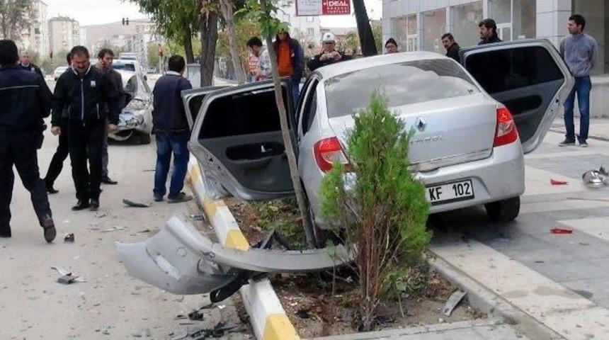 Park Halindeki Otomobile &Ccedil;arptı: 3 Yaralı