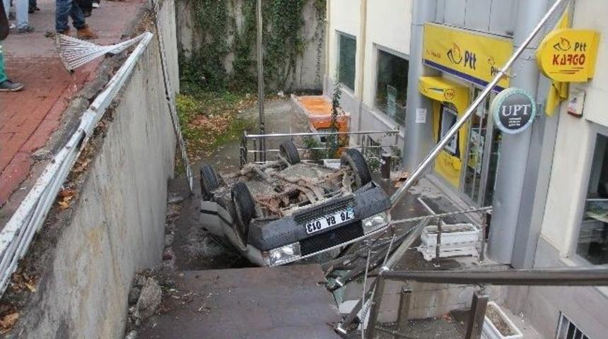 Otomobil Ptt Şubesinin Merdivenlerine U&ccedil;tu