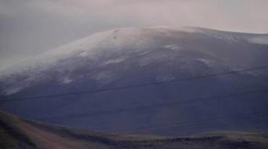 Kars&rsquo;ta Y&uuml;ksek Kesimler Kar Yağdı, Bacalar T&uuml;tmeye Başladı