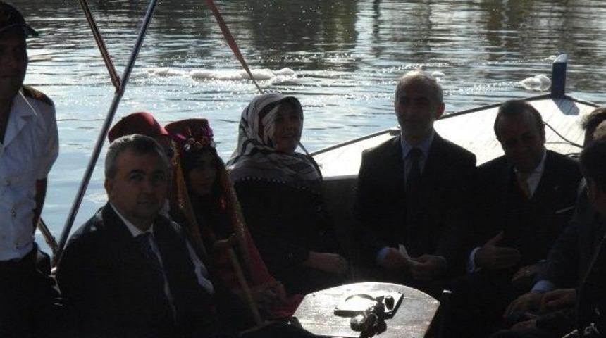 Bakan Bağış, Kağıthane&rsquo;de Sandala Bindi