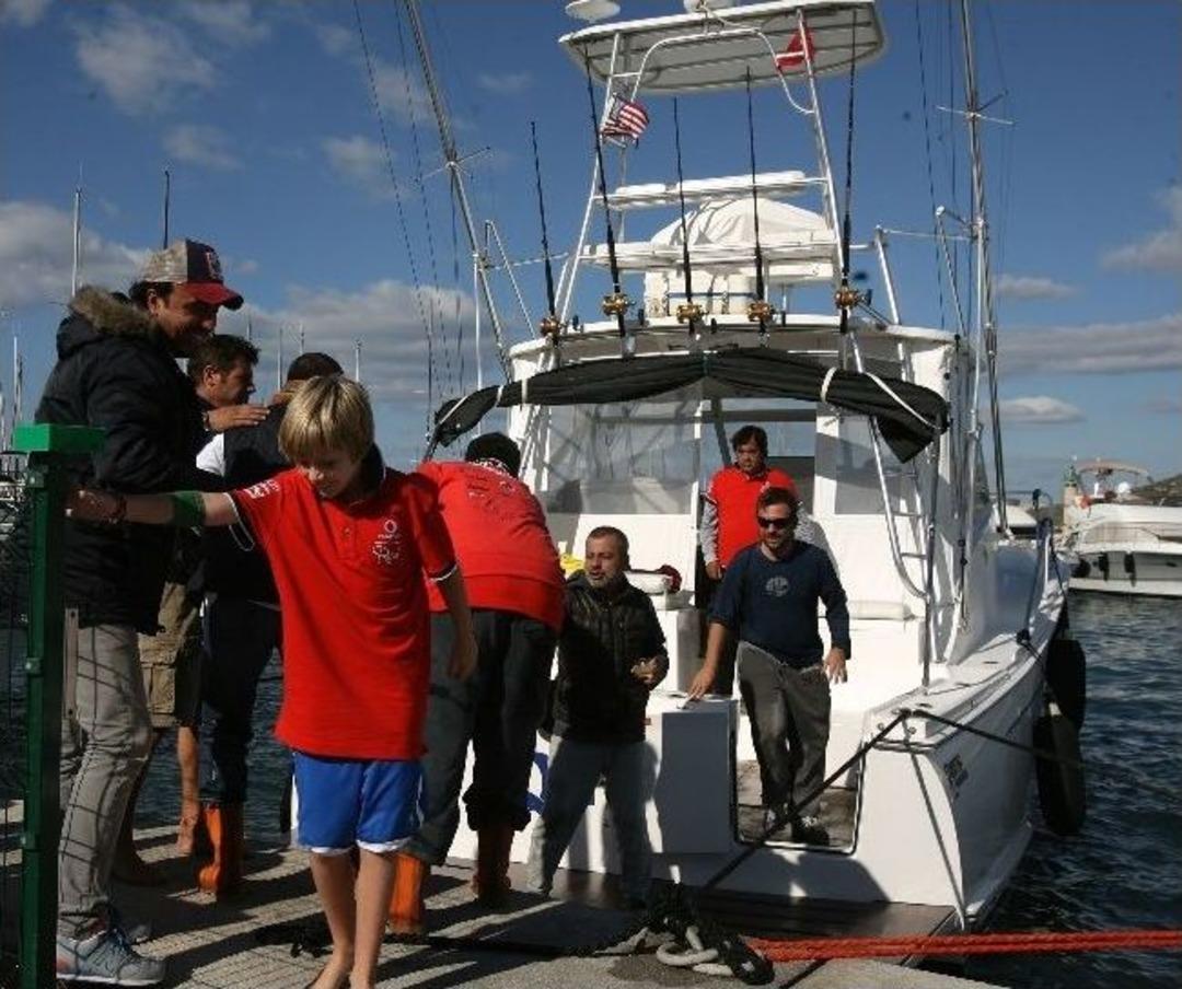 &Ccedil;eşme&rsquo;de Batan Teknedeki 4 Kişi Kurtarıldı